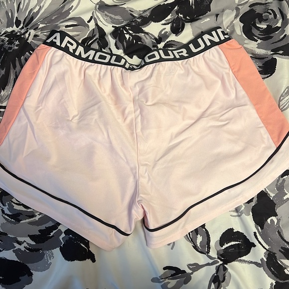 Women’s pink under armour gym shorts - Picture 3 of 3